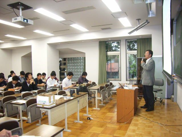 東京大学で講義<br/>（2011年6月）