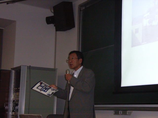 東京大学で講義<br/>（2011年6月）