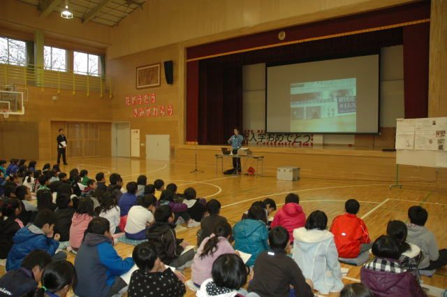 鳥沢小学校で講演<br/>（2011年11月）